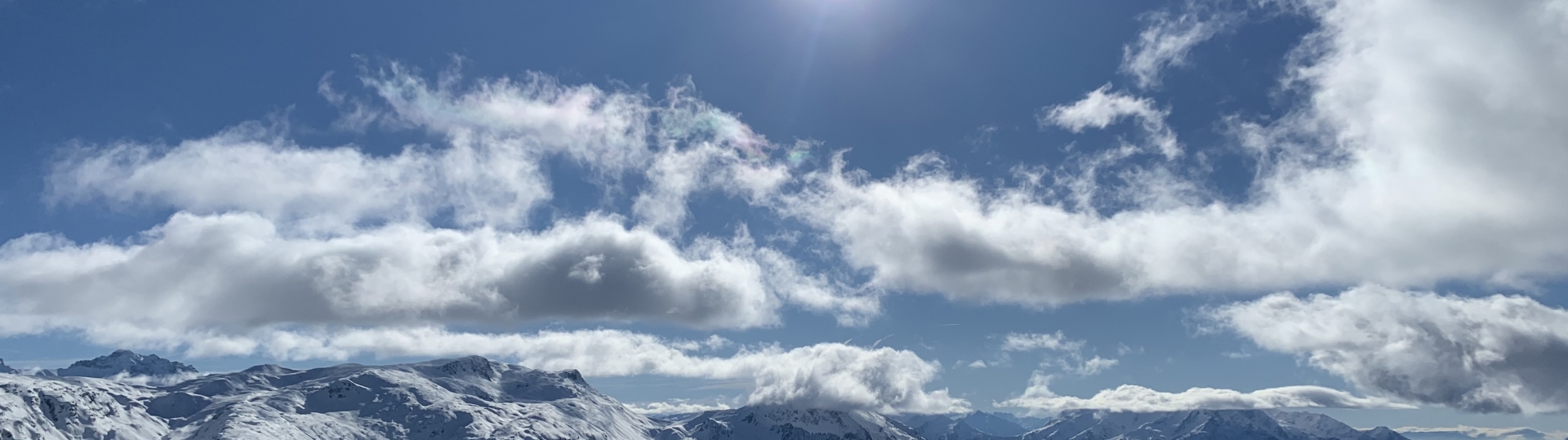 Blick auf Wolkenhimmel über Alpen-Bergkette